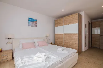 Brusići Apartment for 6 Guests with Private Pool