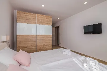 Brusići Apartment for 6 Guests with Private Pool