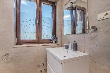 Brusići Apartment for 6 Guests with Private Pool