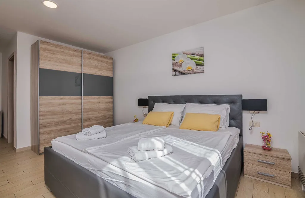 Brusići Apartment for 6 Guests with Private Pool