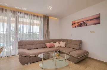 Brusići Apartment for 6 Guests with Private Pool