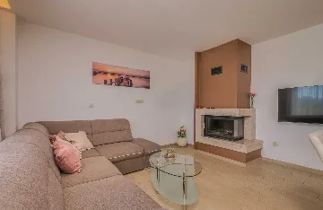 Brusići Apartment for 6 Guests with Private Pool