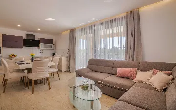 Brusići Apartment for 6 Guests with Private Pool