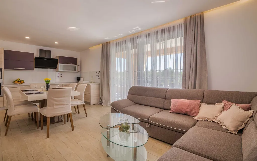 Brusići Apartment for 6 Guests with Private Pool