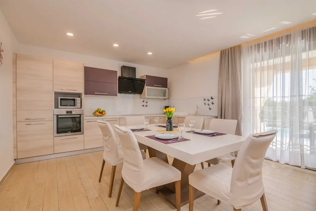 Brusići Apartment for 6 Guests with Private Pool