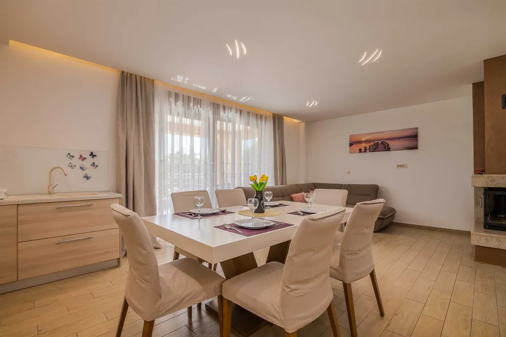 Brusići Apartment for 6 Guests with Private Pool