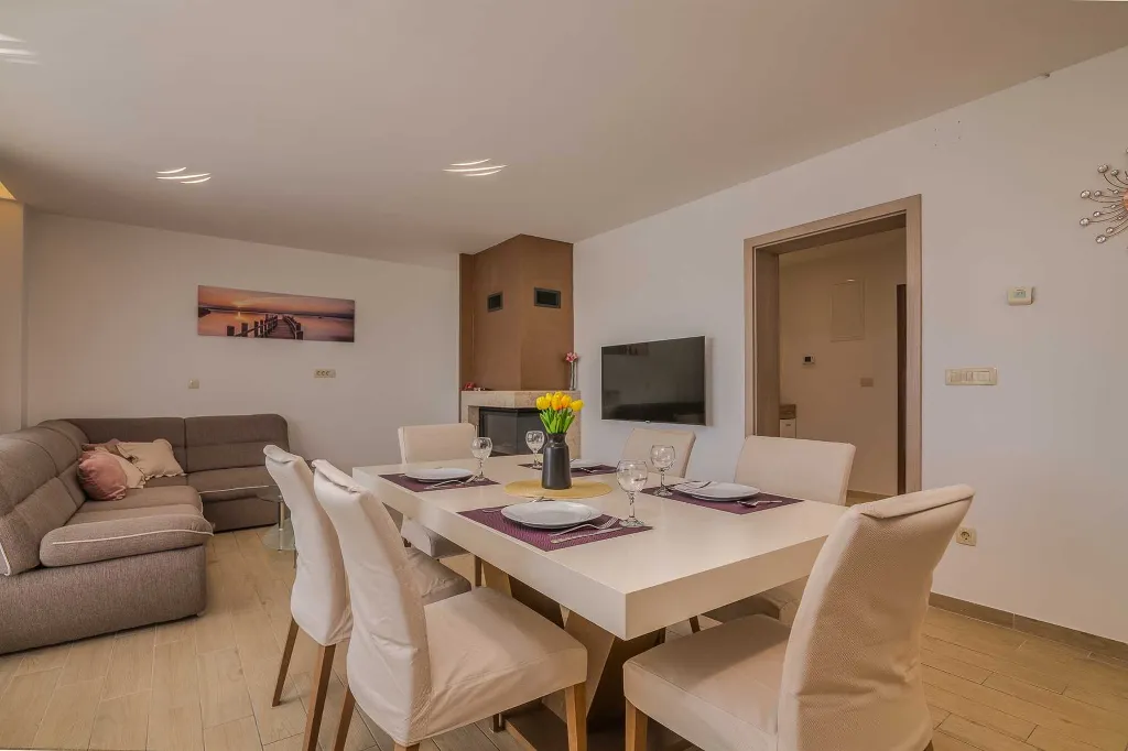 Brusići Apartment for 6 Guests with Private Pool