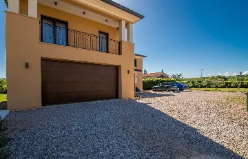 Brusići Apartment for 6 Guests with Private Pool