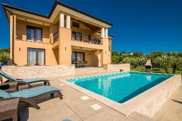 Brusići Apartment for 6 Guests with Private Pool