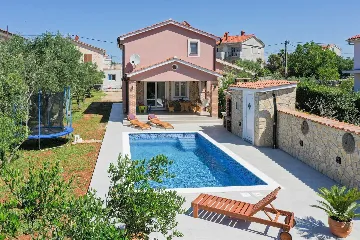 Villa with Private Pool for up to 5 in Gabonjin