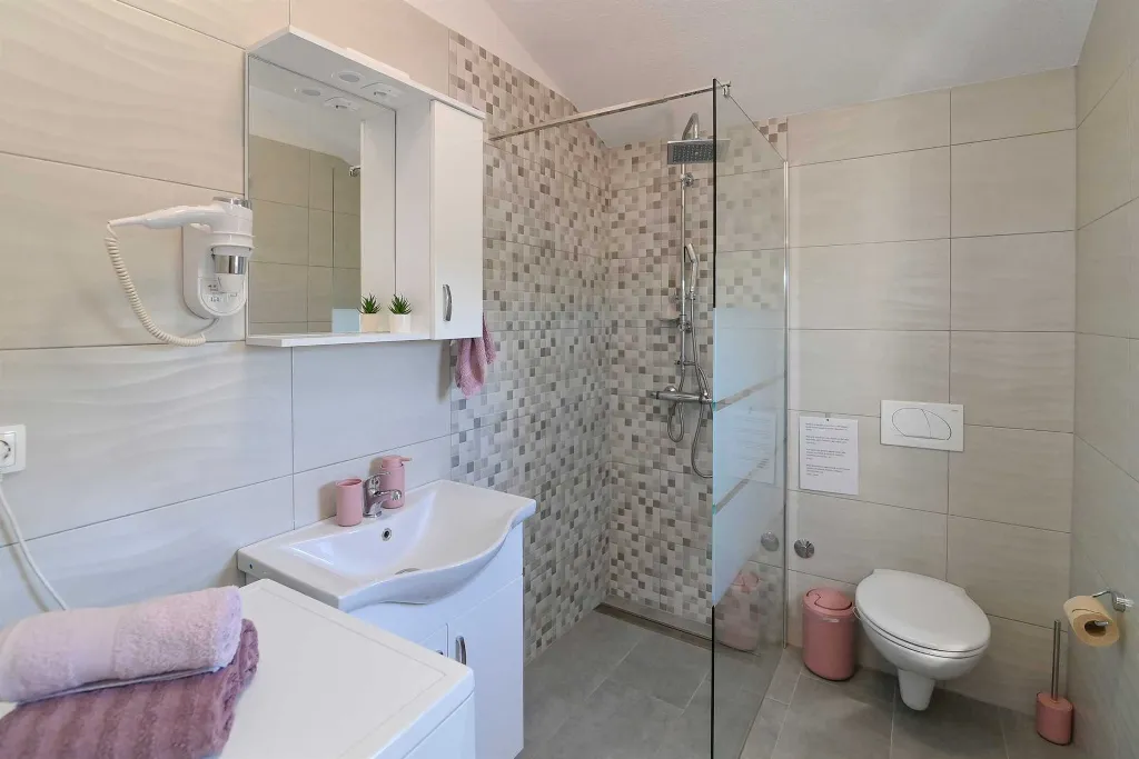 Villa with Private Pool for up to 5 in Gabonjin