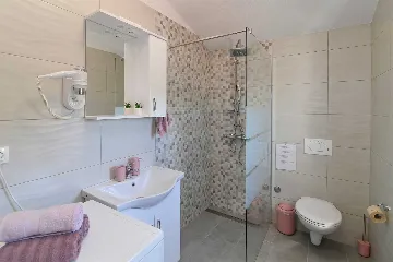 Villa with Private Pool for up to 5 in Gabonjin