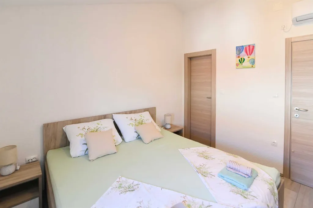 Villa with Private Pool for up to 5 in Gabonjin