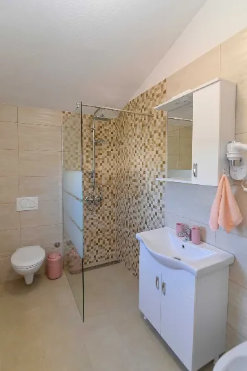 Villa with Private Pool for up to 5 in Gabonjin