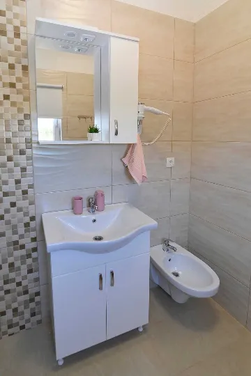 Villa with Private Pool for up to 5 in Gabonjin