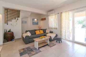 Villa with Private Pool for up to 5 in Gabonjin