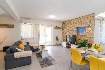 Villa with Private Pool for up to 5 in Gabonjin