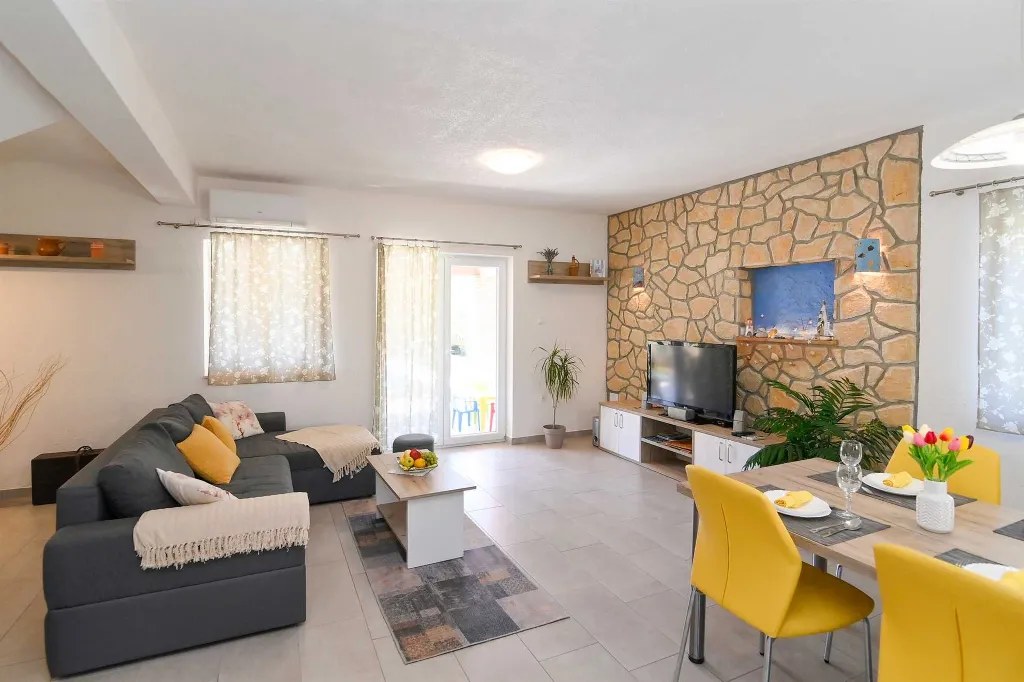 Villa with Private Pool for up to 5 in Gabonjin