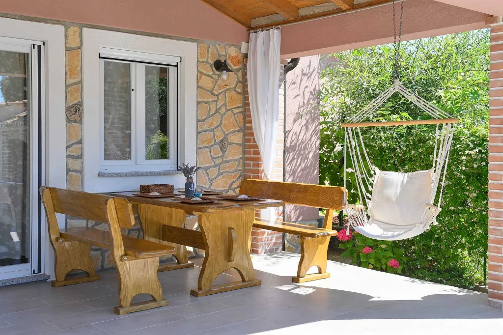 Villa with Private Pool for up to 5 in Gabonjin