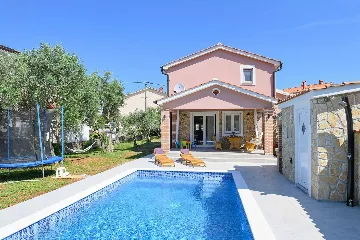 Villa with Private Pool for up to 5 in Gabonjin