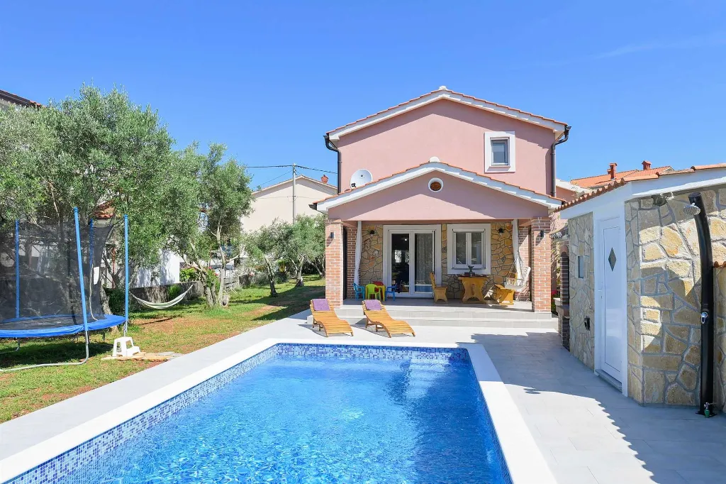 Villa with Private Pool for up to 5 in Gabonjin