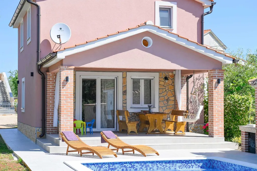 Villa with Private Pool for up to 5 in Gabonjin