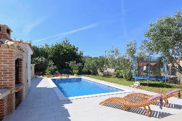 Villa with Private Pool for up to 5 in Gabonjin