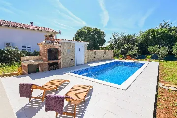 Villa with Private Pool for up to 5 in Gabonjin