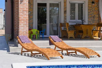 Villa with Private Pool for up to 5 in Gabonjin