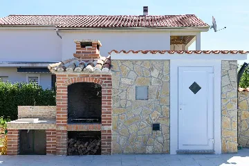 Villa with Private Pool for up to 5 in Gabonjin