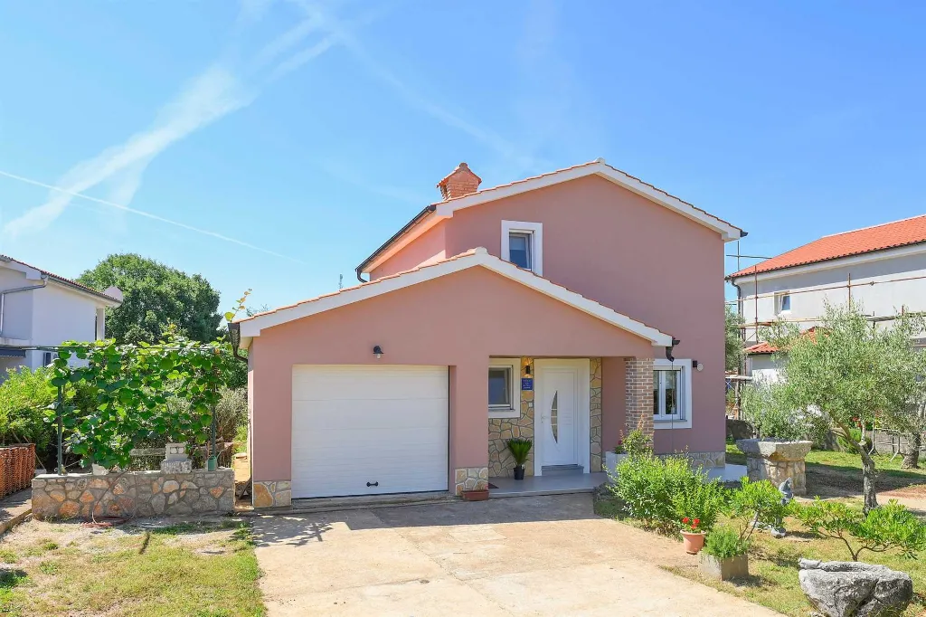 Villa with Private Pool for up to 5 in Gabonjin