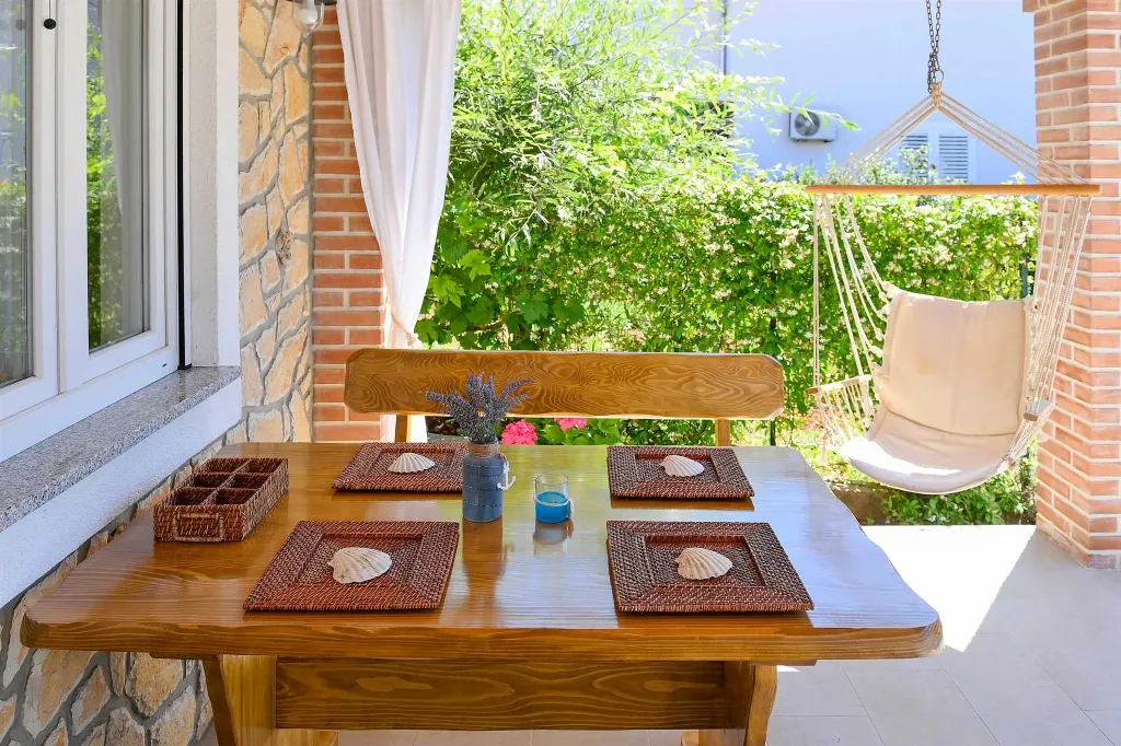 Villa with Private Pool for up to 5 in Gabonjin