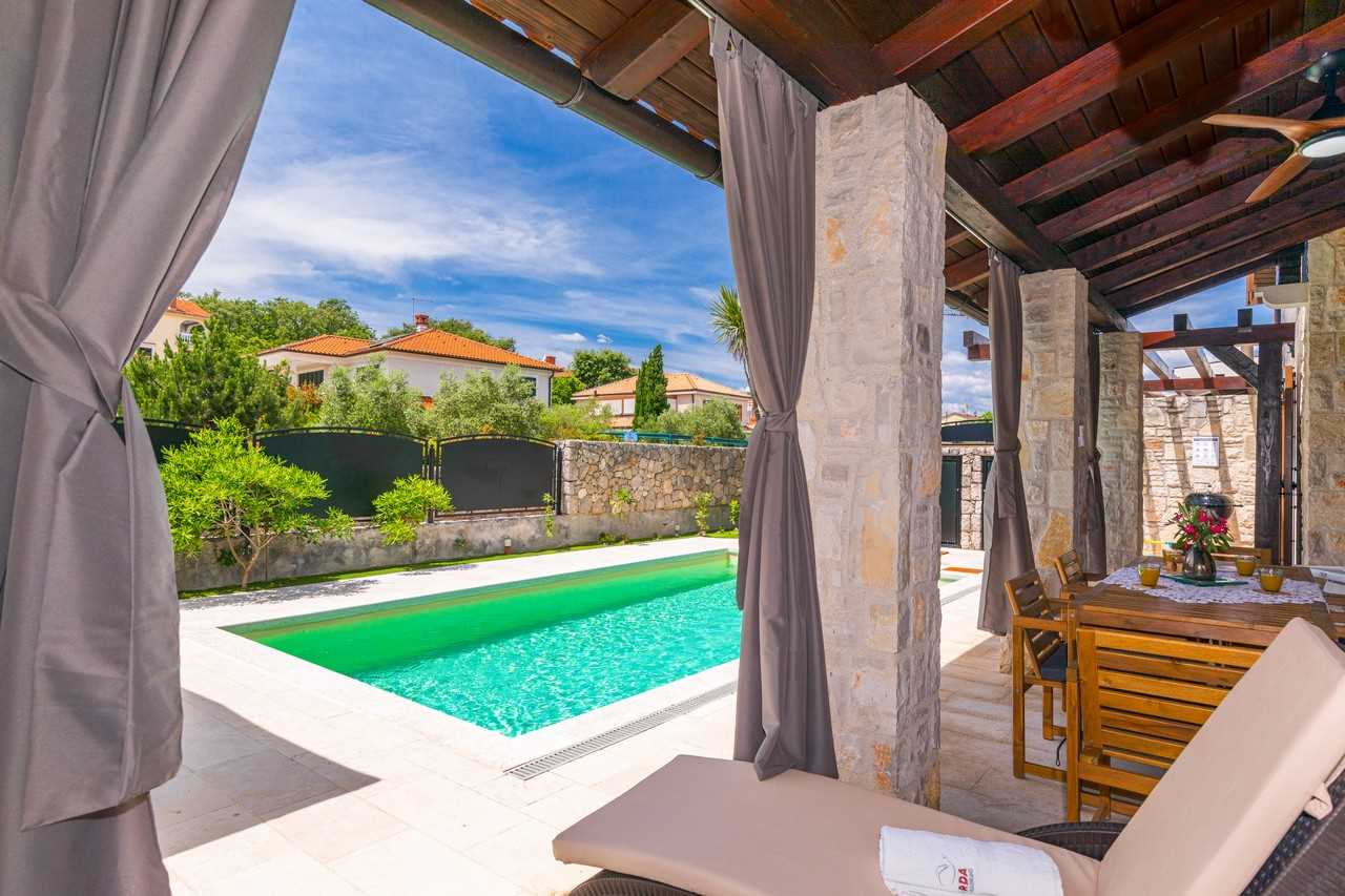 Villa Fina with Heated Private Pool close to the Beach