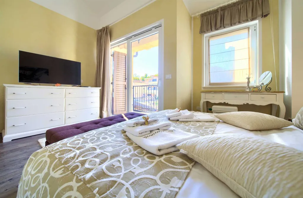 3-Bedroom Villa with Heated Private Pool in Porat