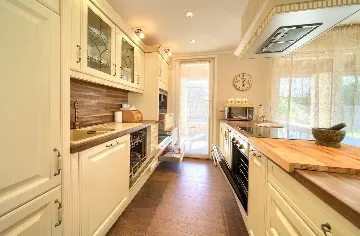 3-Bedroom Villa with Heated Private Pool in Porat