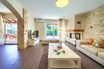 3-Bedroom Villa with Heated Private Pool in Porat