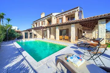 3-Bedroom Villa with Heated Private Pool in Porat