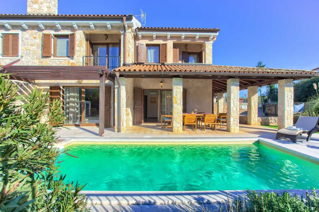 3-Bedroom Villa with Heated Private Pool in Porat