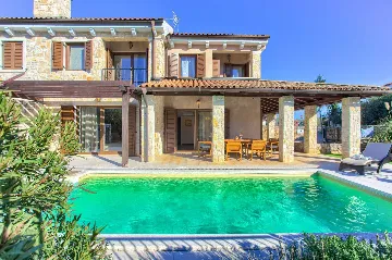 3-Bedroom Villa with Heated Private Pool in Porat