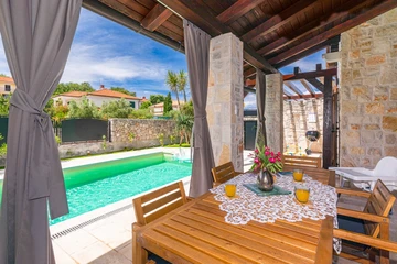 3-Bedroom Villa with Heated Private Pool in Porat