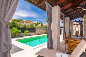 3-Bedroom Villa with Heated Private Pool in Porat