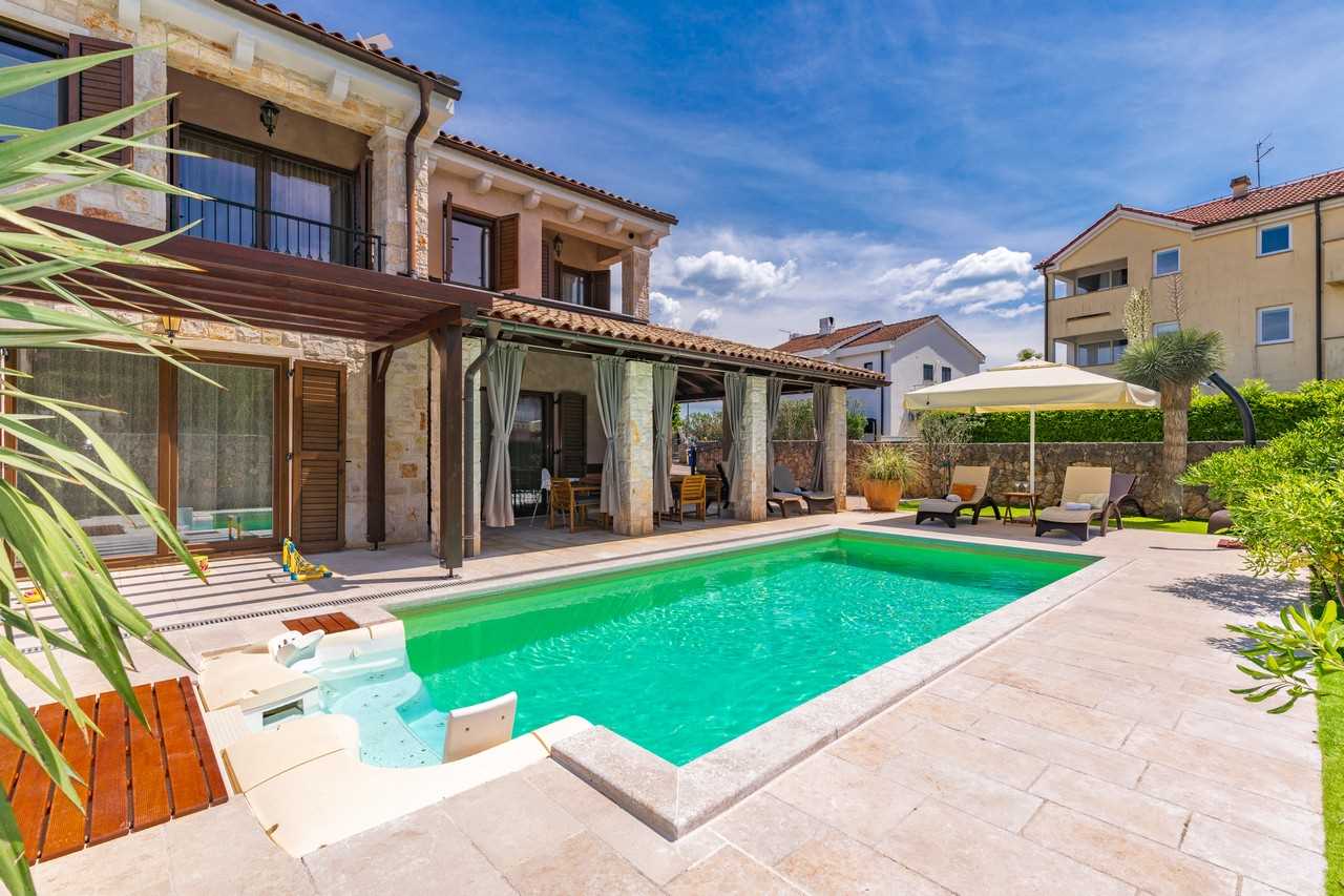 Villa Fina with Heated Private Pool close to the Beach