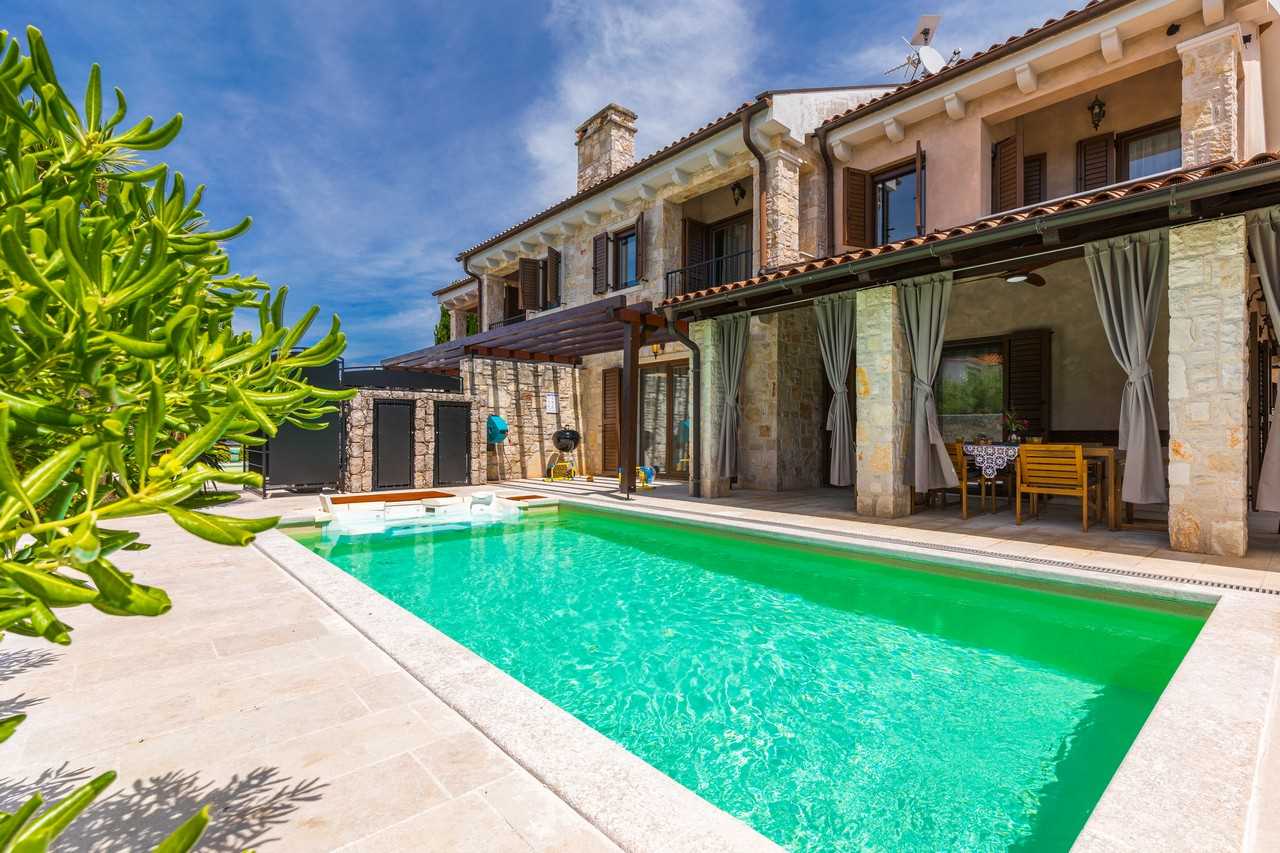 Villa Fina with Heated Private Pool close to the Beach