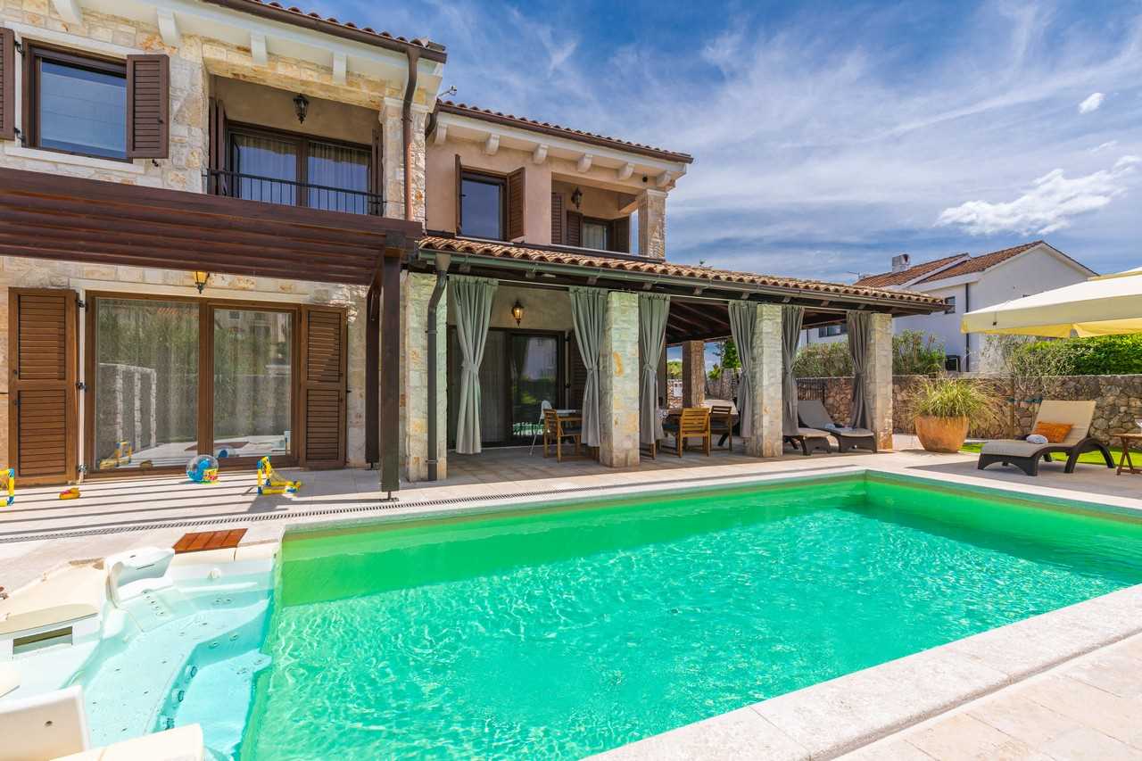 Villa Fina with Heated Private Pool close to the Beach