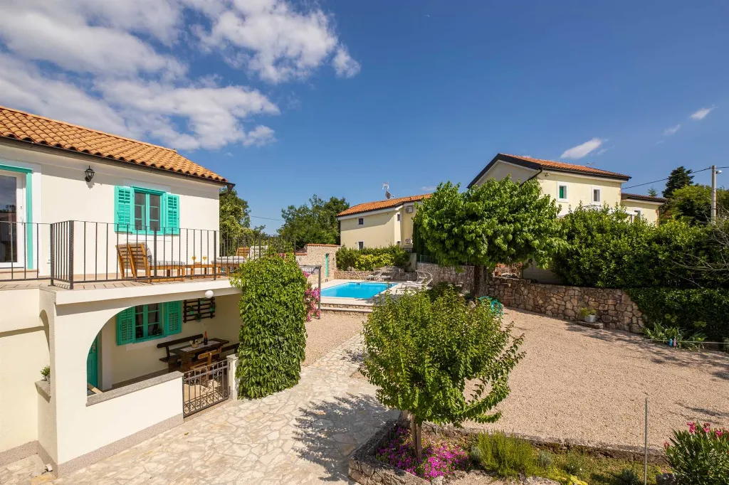 Two-Bedroom Villa with Pool in Rasopasno, Krk