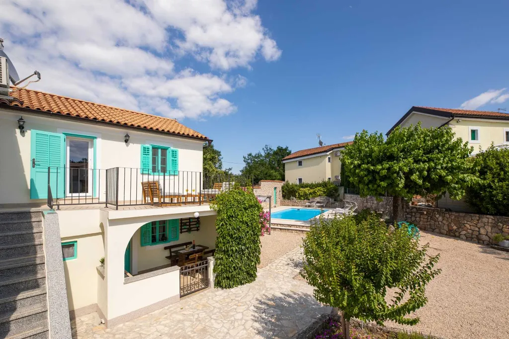 Two-Bedroom Villa with Pool in Rasopasno, Krk