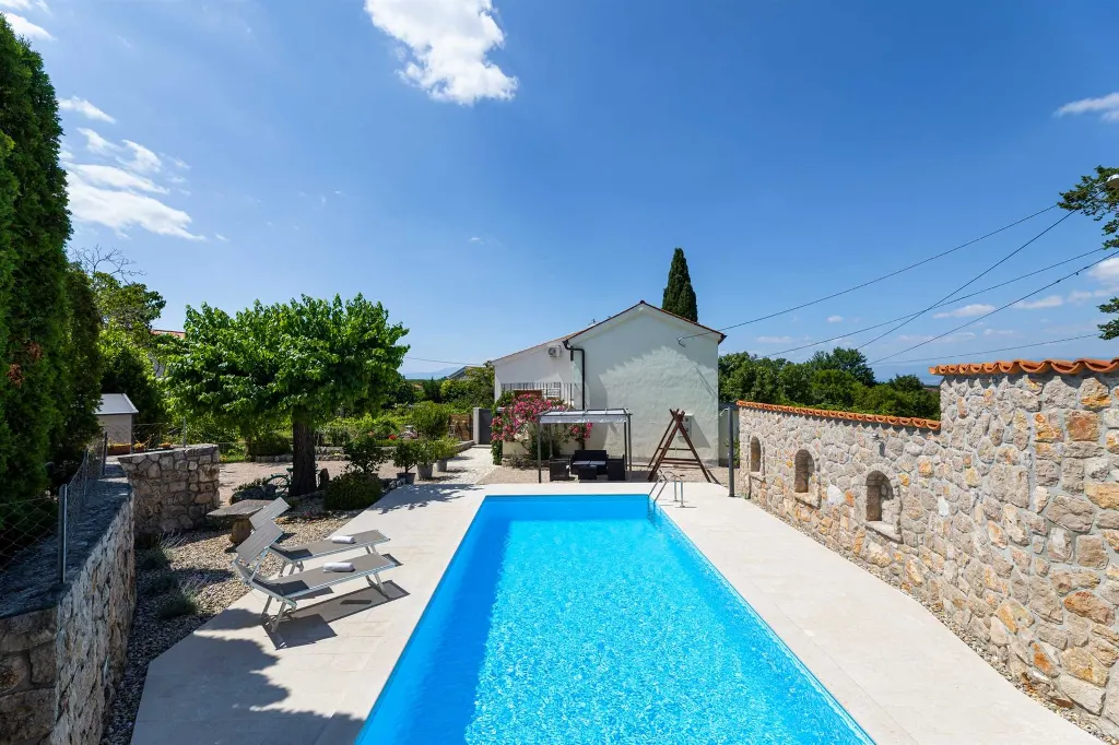 Two-Bedroom Villa with Pool in Rasopasno, Krk