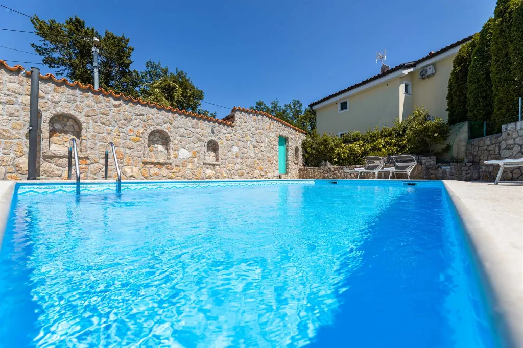 Two-Bedroom Villa with Pool in Rasopasno, Krk