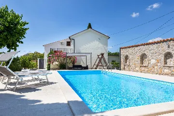 Two-Bedroom Villa with Pool in Rasopasno, Krk