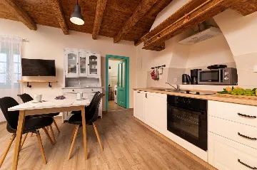 Two-Bedroom Villa with Pool in Rasopasno, Krk